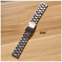 Vyriška nerūdijančio plieno laikrodžio apyrankė su penkių karoliukų kraštu, sulankstoma sagtimi, plokščia galvute, universali jungtimi, dydžiai 18mm-24mm. 17mm sidabras