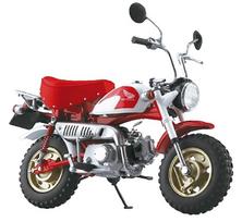 Aoshima Bunka Kyozaisha Skynet sukomplektuotas dviratis Honda Monkey Special Shasta White x Candy Ala Moana Red 1/12 gray