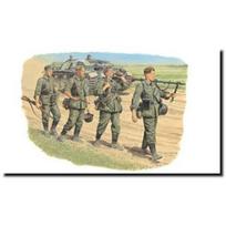 Platz Dragon 1/35 WWII German Wehrmacht Infantry Marching Barbarossa 1941 Plastic Model DR6105 Molded Color gray