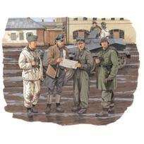 Platz Dragon 1/35 WW2 German Waffen-SS Field Conference Winter Uniform Figure Set Karakov 1943 Plastic Model DR6144 (1/35 Scale) beige
