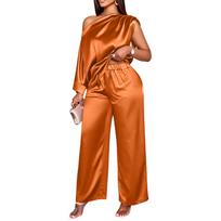 Moterų satininis dviejų dalių komplektas: atvirų pečių asimetriško kaklo viršus ir plačios kelnės. Namų drabužiai, laisvalaikio apranga L šafranas