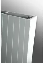 Dizainerio radiatorius „THERMRAD VERTI LINE“ su plokščiu vertikaliu profiliuotu priekiu. 22-2000-600. 70/40/20 1192W 60/30/20 661W. 75/65/20° 2263W