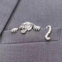 Retro Traditional Animal Shaped Brooch Heavy Duty Tiger Shape Gentleman Suit Brooch Crocodile Pattern Punk Fashion gray