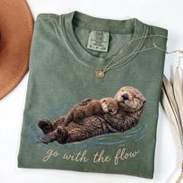 Comfort Colors® Eik su srautu marškinėliai, Mielas ūdrų marškinėlis, Jūrų ūdrų mylėtojo dovana, Vintažiniai gamtos grafikos marškinėliai, Retro vandenyno gyvūnų drabužiai 110 gray
