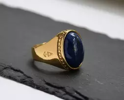 Rock and Steel aukso spalvos Deus ovalus vyriškas žiedas iš nerūdijančio plieno su lapis lazuli akmeniu