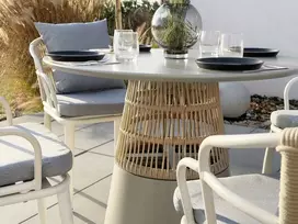 Sodo kėdė su porankiais, pintas dizainas + pagalvėlės