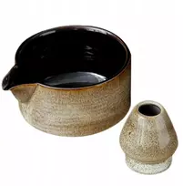 Matcha šluotelė, japoniškas arbatos ceremonijos dubenėlis, baltas