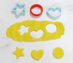 Toyland® Cocomelon rinkinys su aplanku - A4 formato bloknotas, kreidelės ir plastilinas/formelės - rankdarbių žaislas - žaislas kelionėms