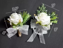 2 baltų rožių riešo gėlių ir vyriškos butonjerės vestuvių gėlės ceremonijai rinkinys, butonjerės ir riešo korsetas apyrankė rožių riešo korsetas, nuotakos vestuvių gėlių aksesuarai