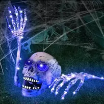 Šviesos efektą turintis skeletas-kaukolės rinkinys, Helovino skeleto dekoracija, 1 kaukolė, 2 skeleto rankos, girlianda + voratinklio dekoracija, tikroviška Helovino siaubo skeleto dekoracija, dekoracija Helovinui