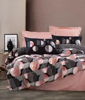 Patalynės komplektas Nuit Des Rêves prabangus satininis dvigulis antklodės užvalkalų komplektas (200x200 cm), lašišos ir juodos/pilkos spalvos | 100% medvilnės satinas, reaktyvusis spaudinys, skalbiamas skalbimo mašinoje, užsegamas sagomis | Elegantiška ir jauki patalynė