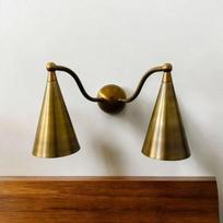 Elegantiškas dvigubas žalvarinis sieninis šviestuvas, šiuolaikiškas vidurio amžiaus dvigubas šviestuvas su neapdoroto žalvario kūgio formos gaubtais, stilingi itališki miegamieji gray