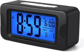 Plumeet elektroninis žadintuvas su šviesos jutikliu, apšviečia visą naktį, 4 colių Lcd ekranas su laiko, žadintuvo laiko, datos rodymu, lovos žadintuvas su snaudimo funkcija, maitinamas baterijomis (juodas)