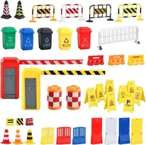 Mostede miniatiūriniai kelio ženklų žaislai, 40 vnt., mini kelio kūgiai, plastikinė tvora, kelio užtvarų ženklai, žaidimų rinkinys, statybvietės ženklas, kelio užtvaros žaislas, skirtas eismo žinių mokymuisi vaikams