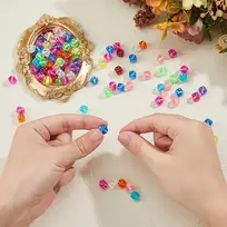 Dicosmetic 200 kubelių karoliukų rinkinys, skaidrūs spalvingi kubo formos karoliukai, 8 mm akriliniai kvadratiniai karoliukai, smagūs maži karoliukai, akriliniai europietiški karoliukai „pasidaryk pats“ papuošalų gamybai, skylė: 1 mm