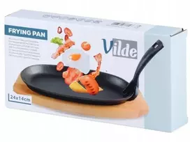 Ketaus keptuvė ant serviravimo lentos karštam patiekalui, lėkštė sizzler Vilde