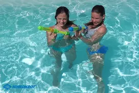 Schildkröt® Aqua Blaster vandens purkštuvas 300 ml talpa 40 cm ilgio puiki pramoga jauniems ir seniems, iki 8 m atstumas, 970236