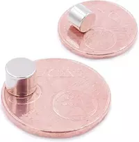 Brudazon 10 mini diskiniai magnetai 6 x 5 mm N52 stipriausio lygio neodimio magnetai itin stiprūs magnetai modeliavimui, nuotraukoms, lentai, skelbimų lentai, šaldytuvui, rankdarbiams, itin stiprus magnetinis diskas