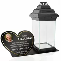 Juoda bazė ir žvakė statulėlė ant kapo su graviravimu