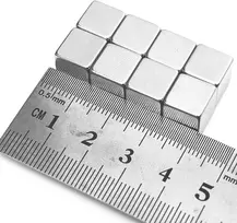 12 neodimio kubo magnetų rinkinys, ypač stiprus rinkinys, kubo magnetai stiklinėms magnetinėms lentoms šaldytuvo skelbimų lentai atmintinių lentai baltajai lentai mokyklos mokytojo žemėlapiui, biurui, su laikymo konteineriu, sidabrinis (10 x