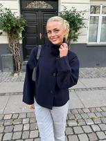 Elegantiškas vilnonis paltas moterims su stovinčia apykakle, sagomis ir ilgomis rankovėmis - 2025 m. rudens/žiemos kolekcija Small tamsiai mėlyna spalva
