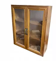 Rustikališka vitrina, kvepalai, lentyna kosmetikai, medinė kolekcija, C stilius