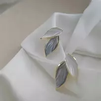 Elegantiški auskarai lapų formos – aukso ir perlamutrinis spindesys