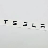 3D ABS raidės Tesla logotipas Anglies pluošto chromo juoda raudona emblema Automobilio galinės bagažinės lipdukai Tesla Model 3 Y X S galiniams lipdukams priedai