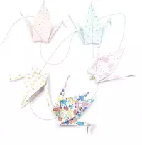 Subtili origami girlianda, lango girlianda, dovana išvykstančiam kolegai, komforto gipsas, origami meno kūrinys, durų girlianda, lango dekoracija, origami menas, rankų darbo origami dovana, kūdikio sutiktuvių šventė, vakarėlis, gimimas