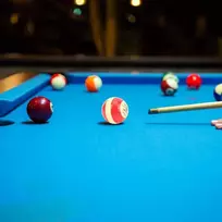 Pofet pažymėtas raudonai baltas biliardo treniruočių kamuolys