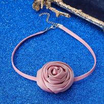 Satino choker kaklo papuošalas,  Pastelinė rožinė rožė