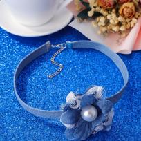 Satino choker kaklo papuošalas,  Džinsinė rožių gėlė + nėriniai nėriniai