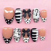 24PCS Sweet Cool Short Almond Press on Nails Black White 3D Cartoon Bear Bowknot False Nails Piano Star Heart Cute Nail Tips Art brown