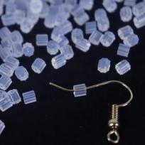 Skaidrūs auskarų užsegimai jautrioms ausims