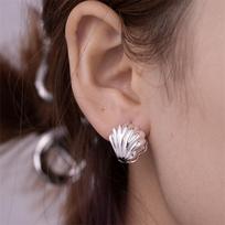 Golden shell stud earrings for women are simple and advanced, cold style fashion earrings, stainless steel ear buckles, popular in Europe and America brown