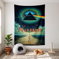 Pink Floyd (1) Individualizuojamas vardinis dekoratyvinis sieninis gobelenas – ideali sienų puošybos priemonė miegamiesiems, svetainėms, bendrabučiams ir namams. 100cmx150cm