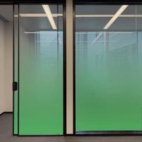 Individualizuota gradiento matinio stiklo plėvelė – electrostatic lipdukas, didinantis privatumą ir praleidžiantis šviesą, skirtas biuro pertvaroms