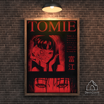 Plakatas „Tomie“ – A1 (59 × 84 cm), su medžio spalvos rėmeliu ir tvirtinimu