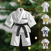 Juodosios juostos kovos menų uniformos papuošalas Kalėdų eglutei – karatė, taekwondo, jiu-jitsu, džiudo, dovanos sensei – suvenyras kovos menų mėgėjams, karatė gi su spaudiniu abiejose pusėse, plokščias