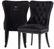 Elegantiškas juodas "chesterfield" stiliaus "velvet" krėslas su kniedėmis