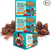 „Monty Bojangles“ šokoladiniai triufeliai su sūrio karamelės gabalėliais (3 x 100 g) – triufeliai, apibarstyti kakava, šokoladinė dovanų dėžutė, apdovanojimus pelnę prabangūs šokoladiniai saldainiai