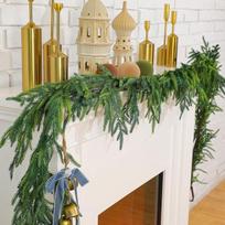„Norfolk“ Kalėdų pušų girlianda – dirbtinė žalia girlianda, skirta šventiniam interjero dekoravimui ant židinio atbrailos, 2 vnt. pakuotė, 9 pėdų
