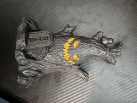 OUTLET Helovino dekoracija – baisusis medis su R.I.P. antkapiu – išpakuota prekė