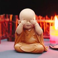 Mini Monk Statue Little Figurine Cute Buddha Monk Statue Adorable Baby Little Monk Decoration Creative Little Ornament Statue Matches the image red