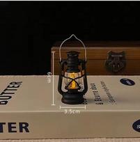 Mini Retro lėlių namelis LED šviečiantis ponio žibintas Imitacinis žvakės šviesos naktinis žibintas Lėlių namelio miniatiūrinė žibalinė lempa Namų dekoras Žaislas