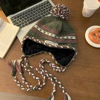 Contrasting color hairball braid knitted hat women's autumn and winter warm versatile face small ear protectors M（54-58cm）