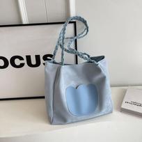 Retro Large-capacity Casual-style Crossbody Shoulder-strap Tote Bag for Women Suitable for Daily Commutes without pendant