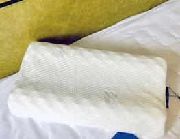 Lateksinė atminties putų pagalvė - Vieno miego pagalba su dalelių masažu kaklo palaikymui ir dovanos variantas 30x50 cm white