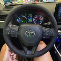 Individualizavimas Rankų siuvimas Mikropluošto oda Automobilio vairo dangtelio priedai Toyota RAV4 SUV 2019-2024 Avalon 2019-2022 White Thread