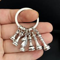 Šachmatų raktų pakabukas Šachmatų lenta Šachmatų figūra Stiklinis kupolas Pakabukas Automobilio raktų pakabukas Žiedas Dovana šachmatų mėgėjams Metalinis raktų pakabukas Pakabukas 03 brown